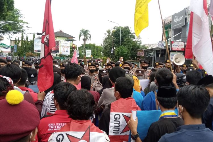 Demonstrasi Mahasiswa  Cipayung Plus Jambi saat kedatangan Presiden Jokowi dihadang aparat, pada Kamis (7/4/2022). Dokumentasi Dani Ketua Pengurus Wilayah Kammi Jambi.