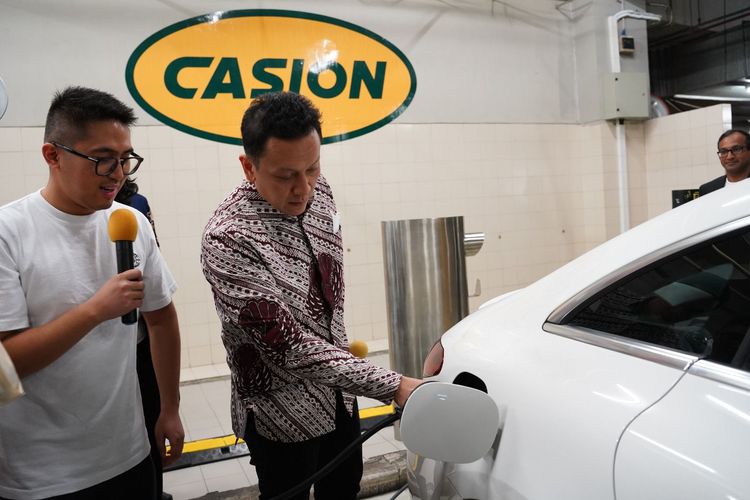 CEO Casion, Kevin Pudjiadi menjelaskan pengisian daya ke kendaraan listrik di Jakarta, Jumat (17/3/2023).