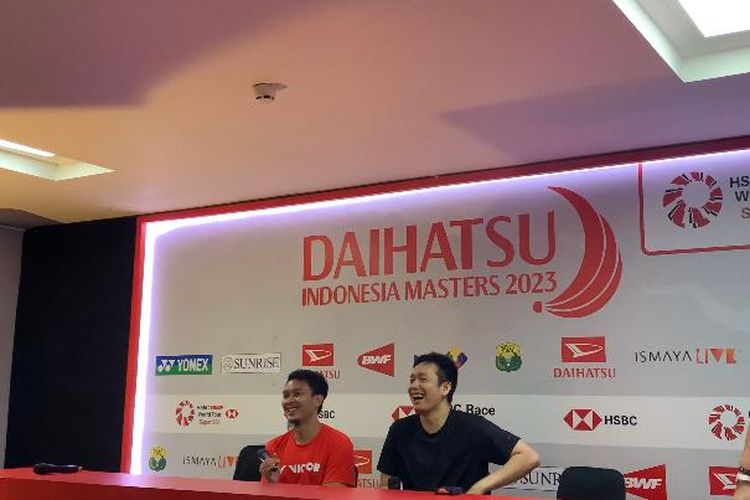 Ganda putra Indonesia, Mohammad Ahsan/Hendra Setiawan, saat tengah berada dalam sesi konferensi pers seusai menang atas wakil Jepang, Akira Koga/Taichi Sato, dalam babak 32 besar Indonesia Masters 2023 pada Selasa (24/1/2023).