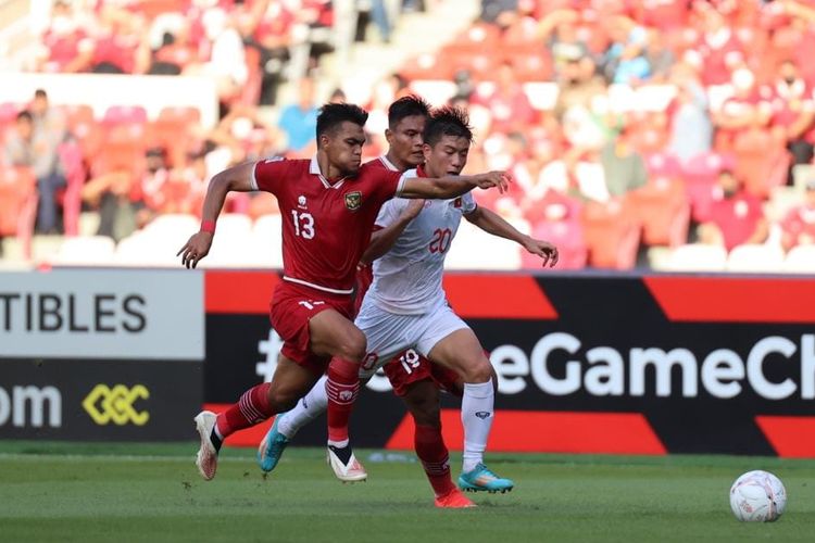 Aksi Rachmat Irianto membayangi Phan Van Duc dalam laga leg pertama semifinal Piala AFF 2022 antara Indonesia vs Vietnam di Stadion Utama Gelora Bung Karno, Jakarta, Jumat (6/1/2023).