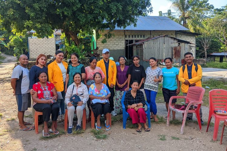 Penenun di Manutapen, Alak, Kota Kupang.