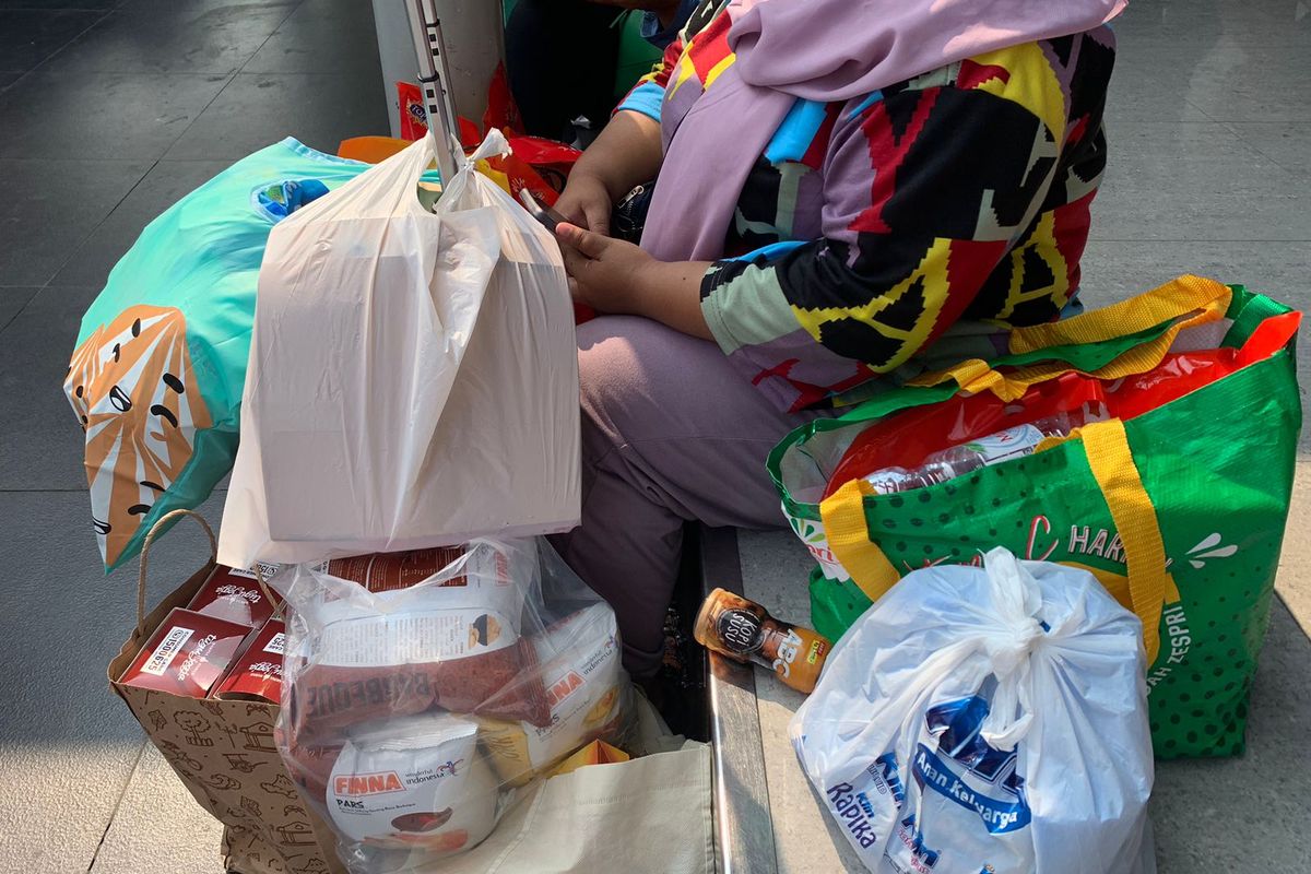 Pengunjung PRJ, Lina (28) membuka jasa titip atau jastip untuk teman-temannya yang tidak sempat datang ke PRJ 2023 di Jakarta Internasional Expo (JIEXpo) Jakarta Utara, Sabtu (24/6/2023). Melalui jasa titip ini, Lina membeli barang orderan mulai dari makanan hingga kebutuhan rumah tangga.
