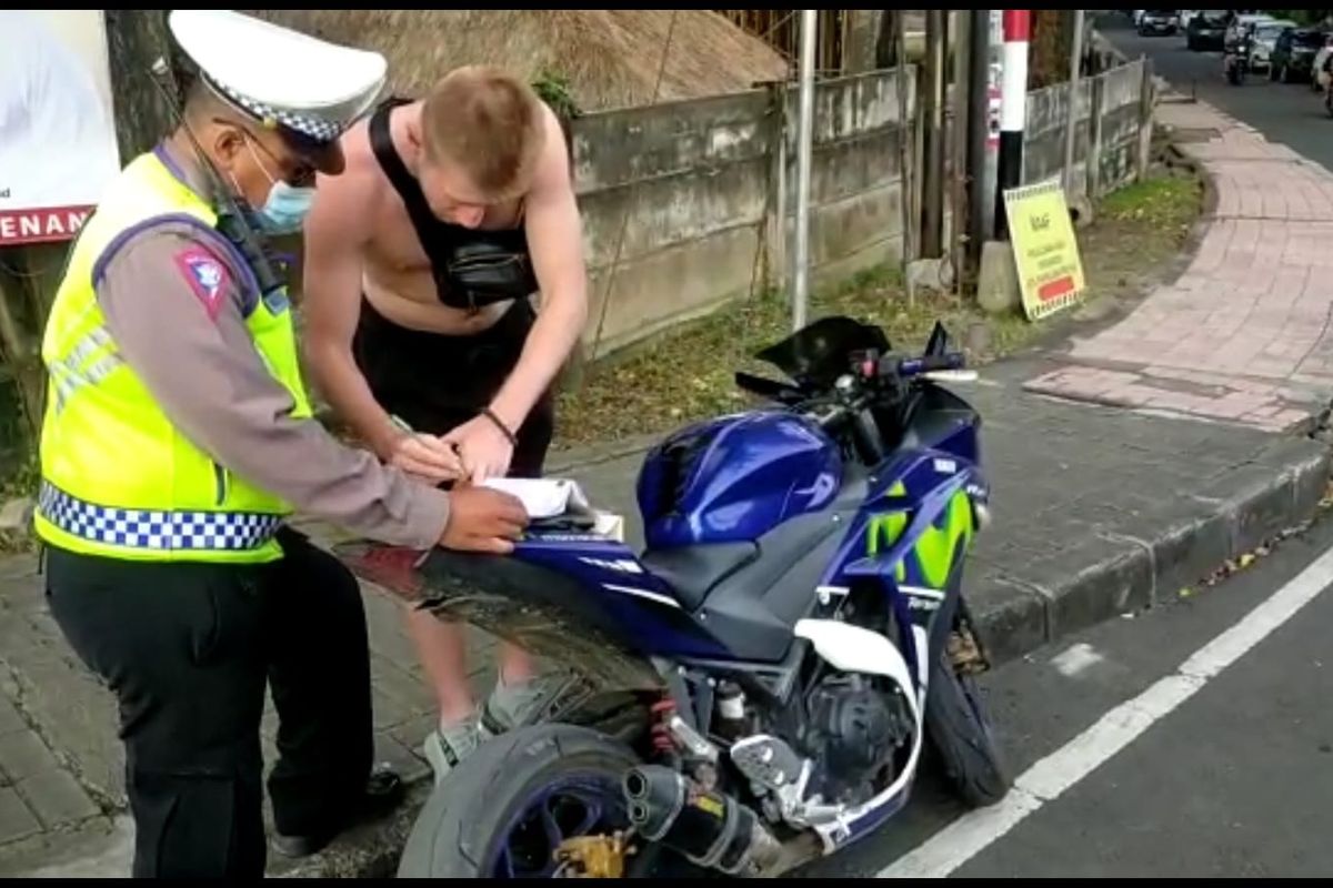 Anggota Lantas Polsek Denpasar Selatan melakukan penindakan terhadap WNA yang berkendara tidak menggunakan helm dan tidak dilengkapi tanda nomor kendaraan bermotor (TNKB/plat nomor) pada Minggu (5/3/2023). /Humas Polresta Denpasar