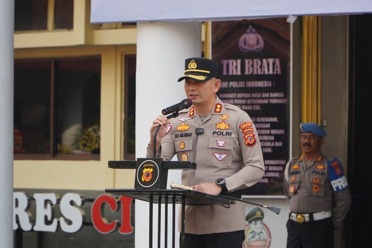 Kapolres Cirebon Kota AKBP Eko Iskandar, memimpin upacara Hari Kesadaran Nasional di Mapolresta Cirebon Kota, pada Jumat (17/1/2025) siang.
