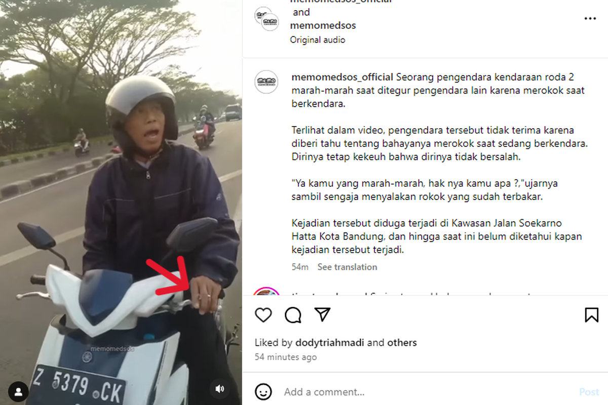 Pengemudi motor marah saat ditegur karena merokok.