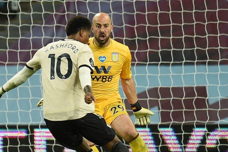 Kiper Spanyol Aston Villa Pepe Reina (kanan) bereaksi sebelum menyelamatkan tembakan dari striker Inggris Manchester United Marcus Rashford selama pertandingan sepak bola Liga Premier Inggris antara Aston Villa dan Manchester United di Villa Park di Birmingham, Inggris tengah pada 9 Juli 2020.