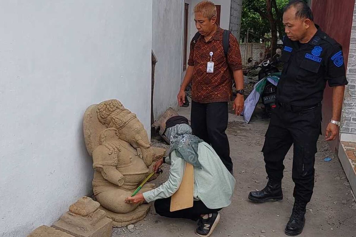 Pamong Budaya Ahli Muda Balai Pelestarian dan Kebudayaan (BPK) Wilayah X Wardiyah saat mengukur arca Ganesha yang ditemukan di Sayidan, Kalurahan Sumberadi, Kapanewon Mlati, Kabupaten Sleman.