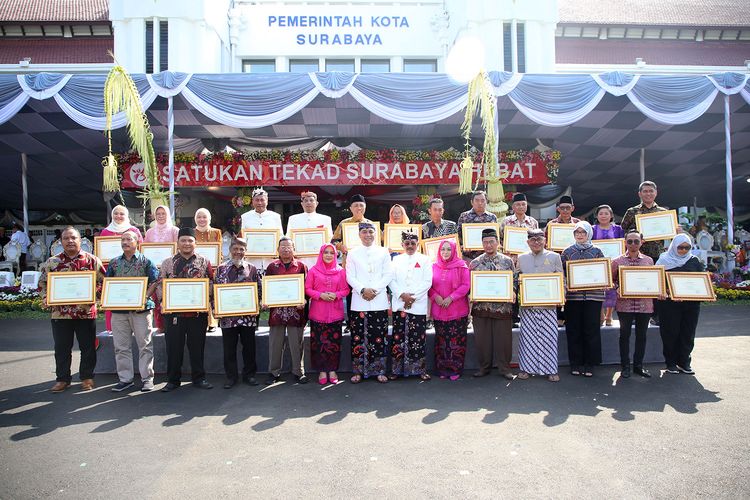 sejumlah tokoh yang mendapatkan penghargaan dari Pemkot Surabaya.