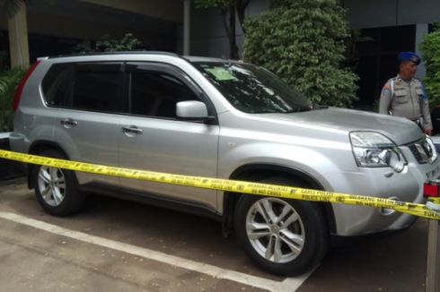 Setelah Ditemukan, Mobil Keluarga yang Dibunuh di Bekasi Dibawa ke Kantor Polres