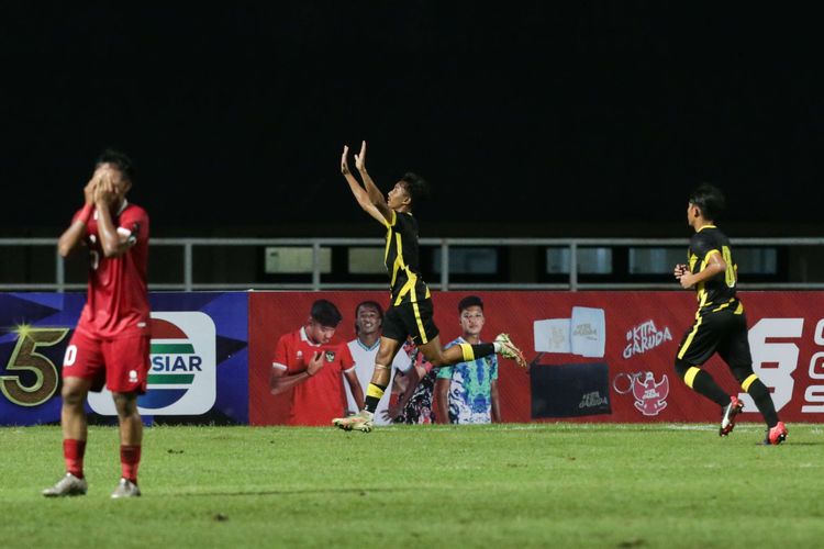 Pemain timnas U17 Malaysia berselebrasi usai membobol gawang Indonesia pada laga Kualifikasi Piala Asia U17 2023 di Stadion Pakansari, Kabupaten Bogor, Minggu (9/10/2022).