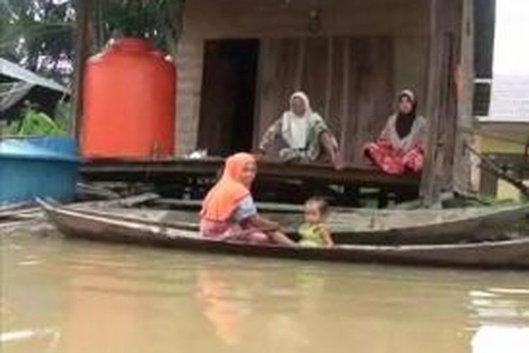 Warga di desa Teluk Rumbia dan Rantau Gedang Kecamatan Singkil, Kabupaten Aceh Singkil, kini harus menggunakan perahu jika ingin bepergian karena banjir masih terus menggenangi dua desa ini yang menyebabkan dua desa ini terisolir. Bahkan akibat banjir anak-anak banyak yang kini menderita gatal gatal dan diare.*****K12-11
