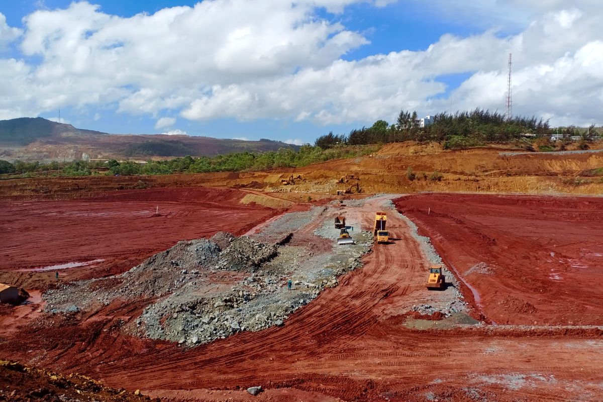 PT Trimegah Bangun Persada atau Harita Nickel akan mengembangkan Pembangkit Listrik Tenaga Surya (PLTS) dengan kapasitas 300 MegaWatt di area bekas tambang P23, Pulau Obi, Kabupaten Halmahera Selatan, Provinsi Maluku Utara. PLTS ini dibangun untuk mendukung transisi energi dalam operasionalisasi pertambahan dan hilirisasi terintegrasi. Kondisi lapangan per Minggu (9/4/2023).