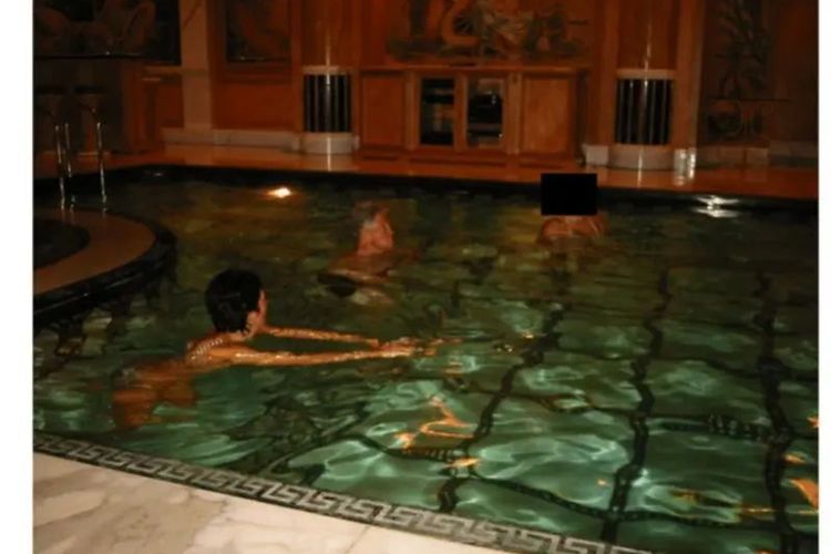 Foto Bill Clinton sedang berenang terungkap di file Epstein.