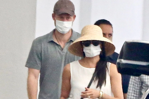 Harry dan Meghan Pakai Masker dan Jalan Kaki di Beverly Hills
