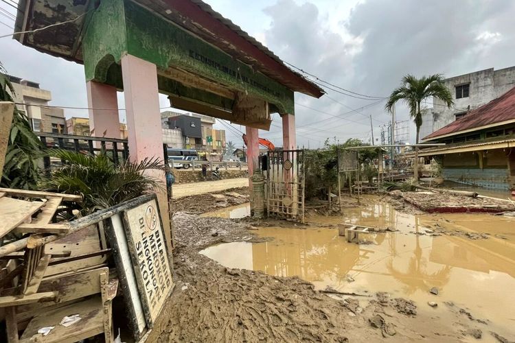 SDN I Kuala Simpang di Kabupaten Aceh Tamiang, masih terendap lumpur sisa banjir bandang.