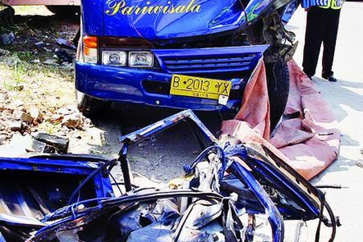 Polisi melihat bangkai minibus yang ringsek setelah menabrak truk di Kilometer 93+100 Jalan Tol Purbaleunyi di Sukatani, Kabupaten Purwakarta, Jawa Barat, Rabu (7/9). Enam orang tewas dan belasan orang luka-luka akibat kejadian tersebut.