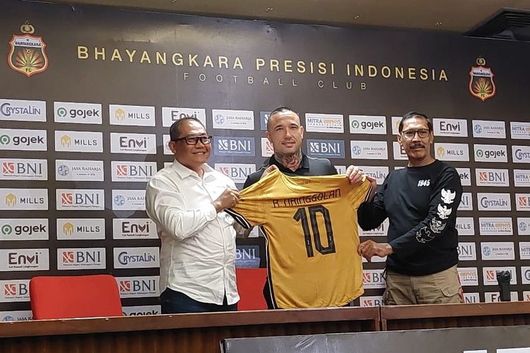 Chief Operating Officer (COO) Bhayangkara FC, Sumardji (kiri) dan Radja Nainggolan (tengah) berfoto sambil menunjukkan jersey di ruang konferensi pers Stadion Gelora Bung Karno, Jakarta, Senin (4/12/2023). 