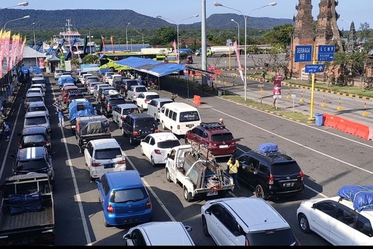 Kendaraan pribadi pemudik mulai memadati Pelabuhan Gilimanuk, Kabupaten Jembrana, Provinsi Bali, Selasa (18/4/2023) sore. 