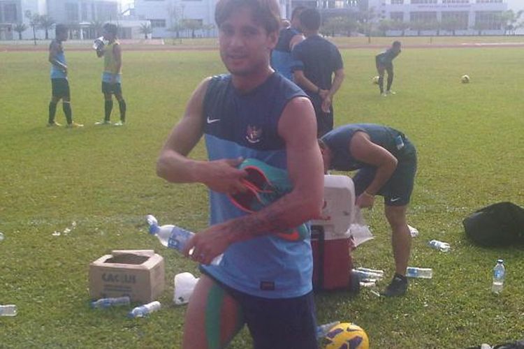 Gelandang timnas, Tonnie Cusell tidak ikut latihan bersama di Lapangan Inspen, Kuala Lumpur, Malaysia, Selasa (27/11/2012).