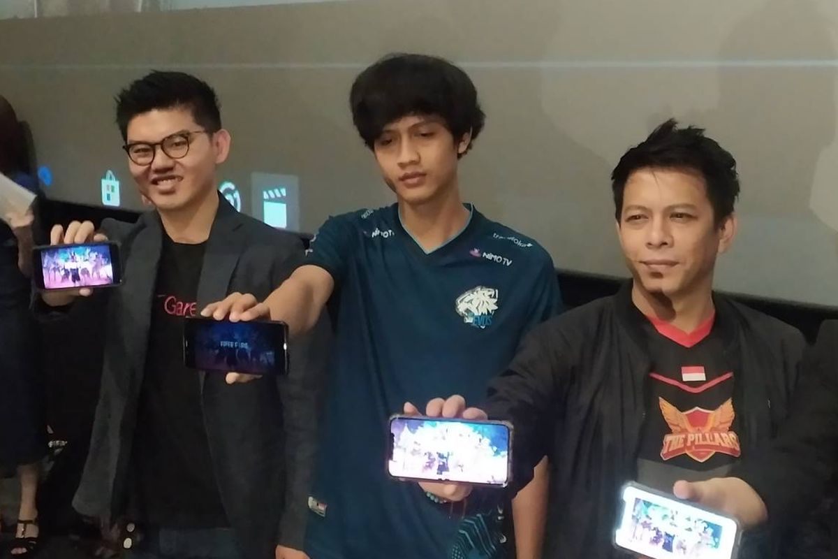 Muhammad Manay Farchan Ridha (tengah) pemegang juara pertama Turnamen Free Fire World Cup 2019.