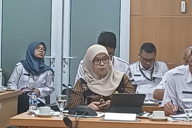 Asisten Perekonomian dan Keuangan Sekretaris Daerah DKI Jakarta Sri Haryati saat rapat kerja bersama Komisi B DPRD DKI Jakarta, Rabu (12/7/2023).