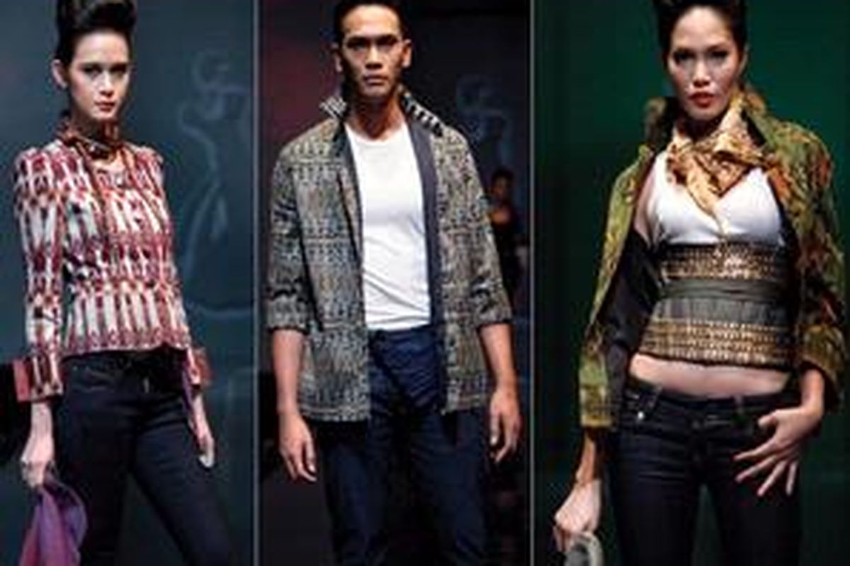 Desainer Stephanus Hamy mengenalkan koleksi Earthnic, dari tenun ikat NTT dalam busana ready-to-wear model jaket, kemeja dan blouse, di Jakarta Fashion & Food Festival 2011. 