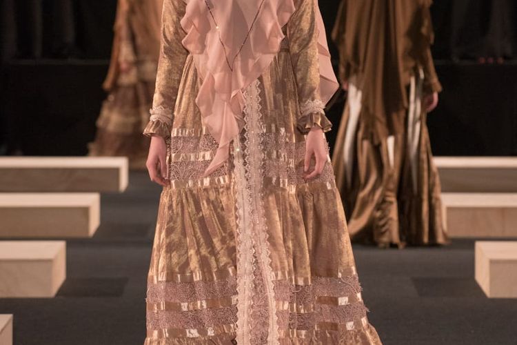 Busana syari dengan warna metalik dan shimmer gold.