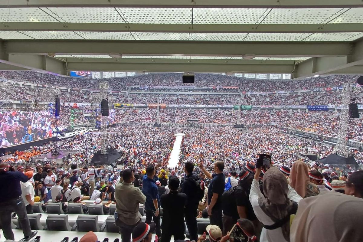 Lautan massa padati Kampanye Akbar calon presiden  dan calon wakil presiden nomor urut 1 Anies Baswedan dan Muhaimin Iskandar di Jakarta Internasional Stadium (JIS), Jakarta Utara, Sabtu (10/2/2024).