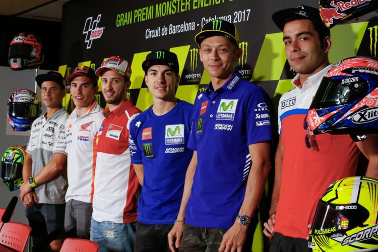 Para pebalap MotoGP (kiri-kanan), Alvaro Bautista (Aspar Racing), Marc Marquez (Repsol Honda Team), Andrea Dovizioso (Ducati Team), Maverick Vinales, Valentino Rossi (Movistar Yamaha MotoGP), dan Danilo Petrucci (Octo Pramac Racing), berpose setelah menjalani konferensi pers jelang GP Catalunya di Circuit de Barcelona-Catalunya, Kamis (8/6/2017).