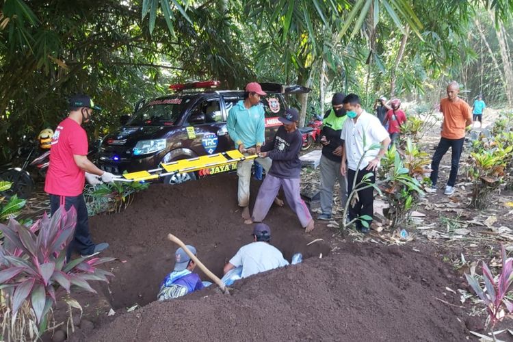Korban yang ditemukan di Pantai Candrian Banyuwangi saat dimakamkan 