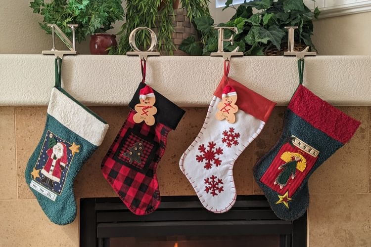 Ilustrasi dekorasi Natal berupa kaus kaki