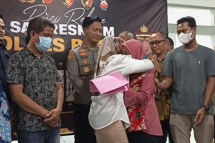 Kedua ibu dari bayi yang tertukar di Bogor, Jawa Barat, berpelukan setelah mengetahui hasil tes DNA silang yang diumumkan oleh kepolisian di Mapolres Bogor, Cibinong, Jumat (25/8/2023).
