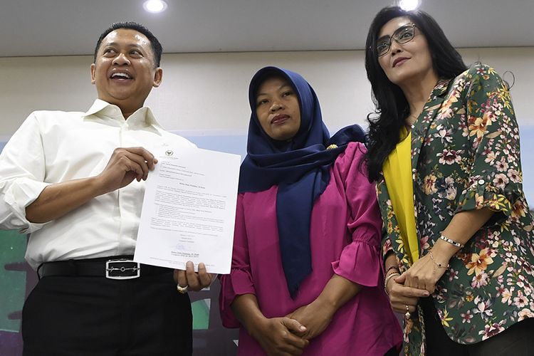 Ketua DPR Bambang Soesatyo (kiri) menerima surat jaminan penangguhan eksekusi terhadap terpidana kasus pelanggaran Undang-Undang Transaksi dan Informasi Elektronik (UU ITE), Baiq Nuril Maknun (tengah) dari anggota DPR Fraksi PDIP Rieke Diah Pitaloka, di sela-sela Forum Legislasi bertema Baiq Nuril Ajukan Amnesti , DPR Setuju? di Kompleks Parlemen Senayan, Jakarta, Rabu (10/7/2019). Dalam kesempatan tersebut, Baiq Nuril berharap DPR dapat mempertimbangkan keadilan untuk dirinya.