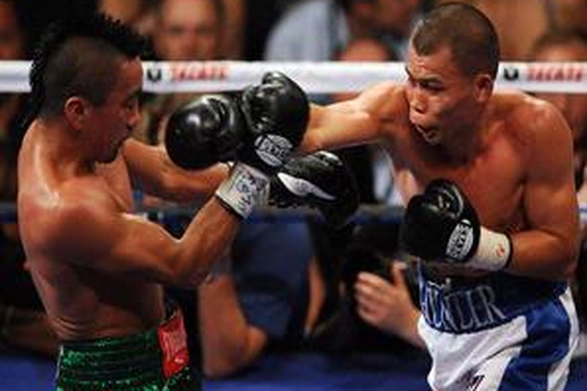 Rocky Juarez saat menghadapi Chris John (kanan)