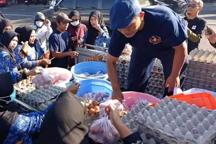 Harga Telur Anjlok, Peternak Rakyat Blitar Gelar Aksi Jual Murah Rp 20.000 Per Kg di Depan Kantor Bupati