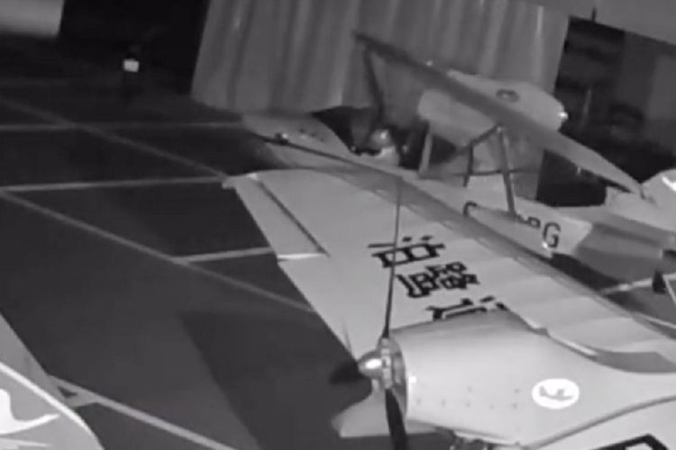 Rekaman video memperlihatkan seorang bocah berusia 13 tahun ketika berusaha menerbangkan dua pesawat di Zhejiang, China, pada 15 Juli lalu.