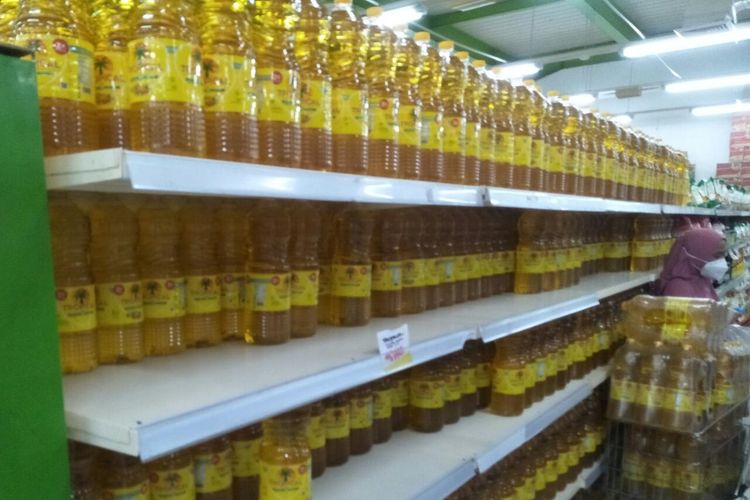 Sejak pemerintah mencabut (HET), minyak goreng kemasan mulai tampil berjejer di salah satu minimarket yang berlokasi di jalan Tole Iskandar, Depok, Jumat (18/3/2022).