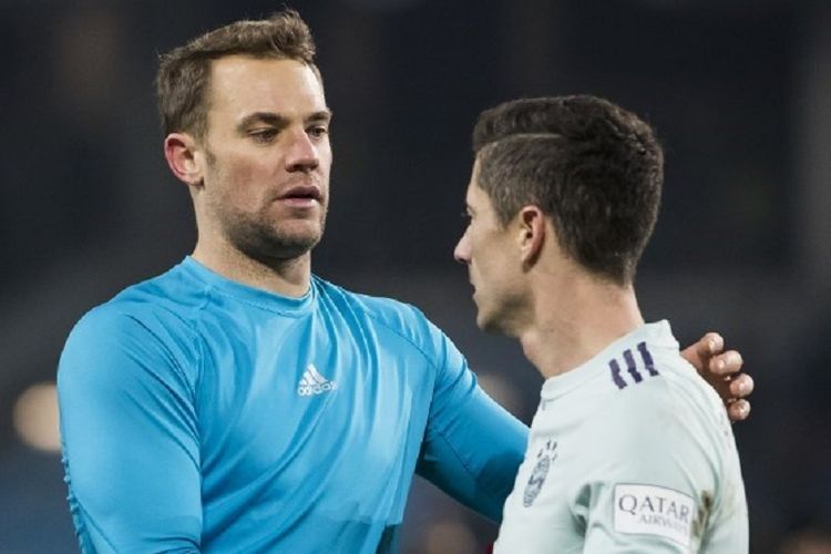 Manuel Neuer menyalami Robert Lewandowski seusai laga Hannover 96 vs Bayern Muenchen di HDI Arena dalam lanjutan Bundesliga 1 Liga Jerman, 15 Desember 2018. 