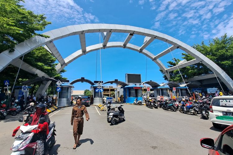Suasana di gerbang pintu masuk Pelabuhan Soekarno Hatta Makassar, Sulawesi Selatan (Sulsel), Senin (22/1/2024).