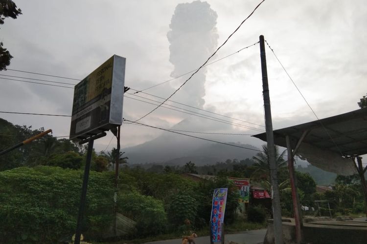 Gunung Api Sinabung, yang berada di Kabupaten Karo, Sumatera Utara, kembali erupsi dengan durasi 6 menit, dan tinggi kolom abu vulkanik mencapai 2500 meter dari puncak Gunung Sinabung, Senin (27/5/2019).