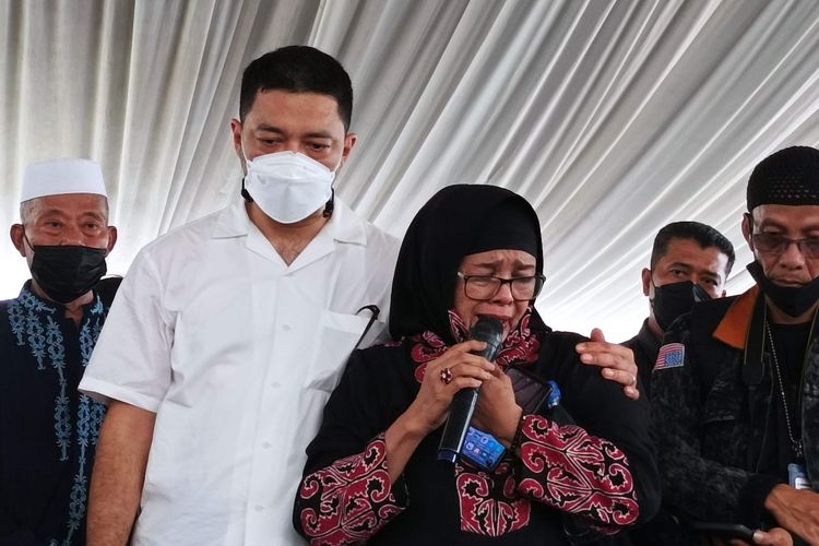 Tangis Ida Leman saat mengantarkan mendiang Meike Wijaya ke peristirahatan terakhir di Taman Pemakaman Umum (TPU) Tanah Kusir, kawasan Jakarta Selatan, Rabu (4/5/2022). 