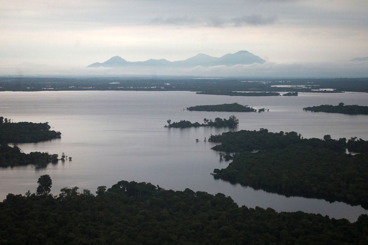 Panorama Taman Nasional Danau Sentarum dari puncak Bukit Tekenang di Kecamatan Selimbau, Kabupaten Kapuas Hulu, Kalimantan Barat.