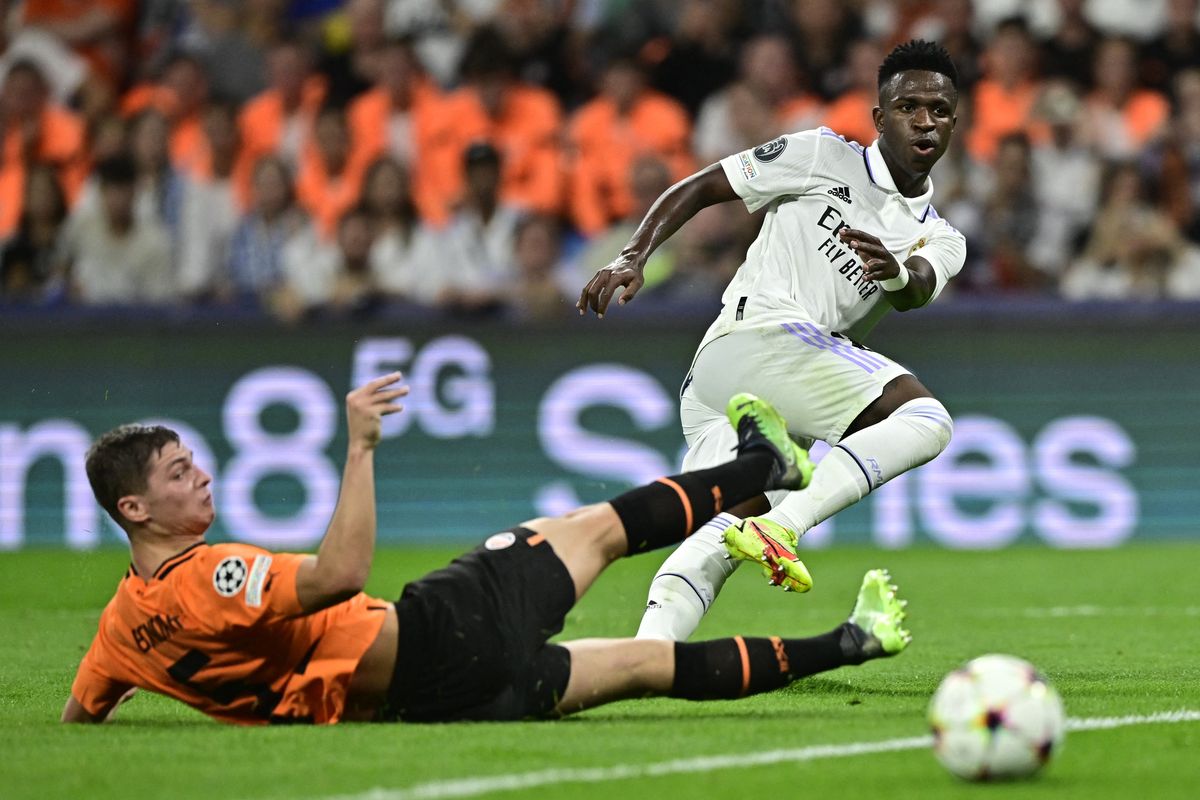 Penyerang Real Madrid asal Brasil, Vinicius Junior (kanan), berusaha melewati pemain belakang Shakhtar Donetsk, Valeriy Bondar, dalam pertandingan ketiga Grup F Liga Champions 2022-23 di Stadion Santiago Bernabeu, Madrid, Rabu (5/10/2022). Terkini, Real Madrid dan Shakhtar Donetsk akan kembali bertanding pada matchday keempat Liga Champions 2022-2023. Laga Shakhtar vs Madrid dijadwalkan berlangsung di Stadion Municipal Legia Warsawa, Polandia, Rabu (12/10/2022) dini hari WIB.