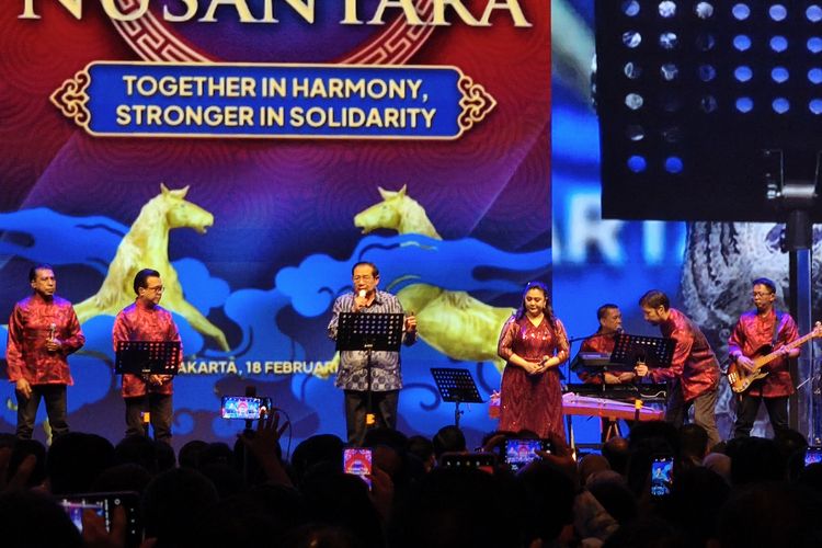 Presiden ke-6 RI sekaligus Ketua Majelis Tinggi Partai Demokrat, Susilo Bambang Yudhoyono (SBY) menyanyikan sebuah lagu ciptaannya dalam perayaan Imlek 2026 yang digelar Partai Demokrat yang digelar di Djakarta Theater, Jakarta, Rabu (18/2/2026).