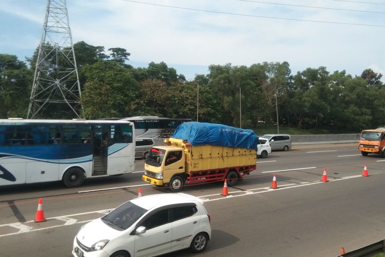 Kendaraan yang melintas di kilometer 62 tol Jakarta-Cikampek, Jumat (6/5/2022) pukul 14.30 WIB.