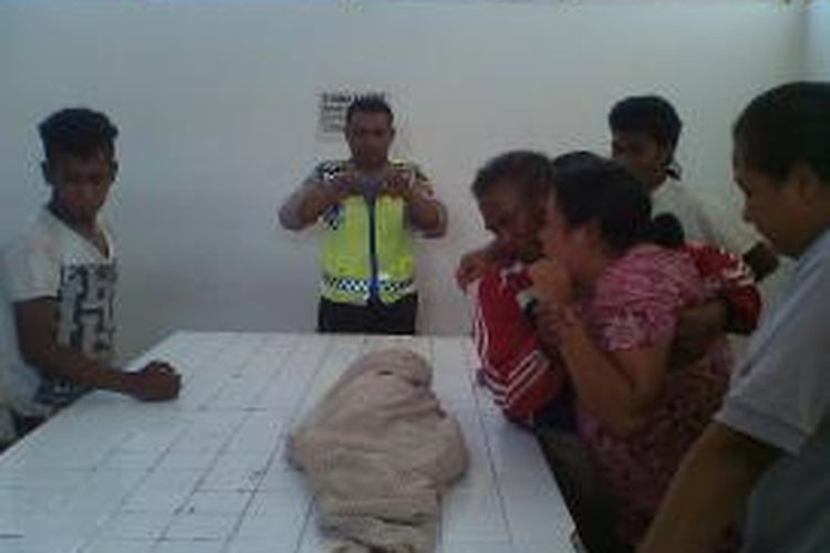 Jenasah Gian Kabiti korban tabrak lari sementara disemayamkan di ruang jenasah RSUD Kefamenanu, Selasa (26/8/2014)