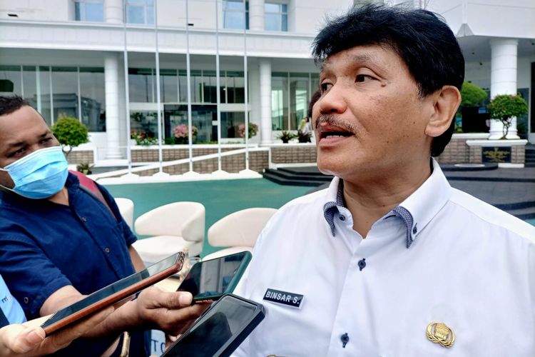 Ketua Tim Penataan KJA Danau Toba Binsar Situmorang menjelaskan penataan dan penertiban KJA di Danau Toba di kantor gubernur Sumut