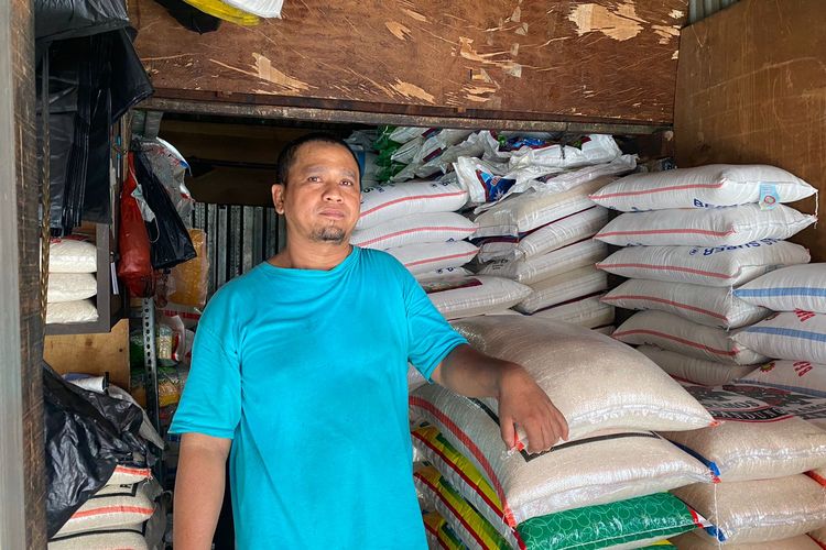 Muhammad Chusein (45), seorang pedagang beras di Pasar Rawa Badak, saat ditemui Kompas.com pada Rabu (11/10/2023).