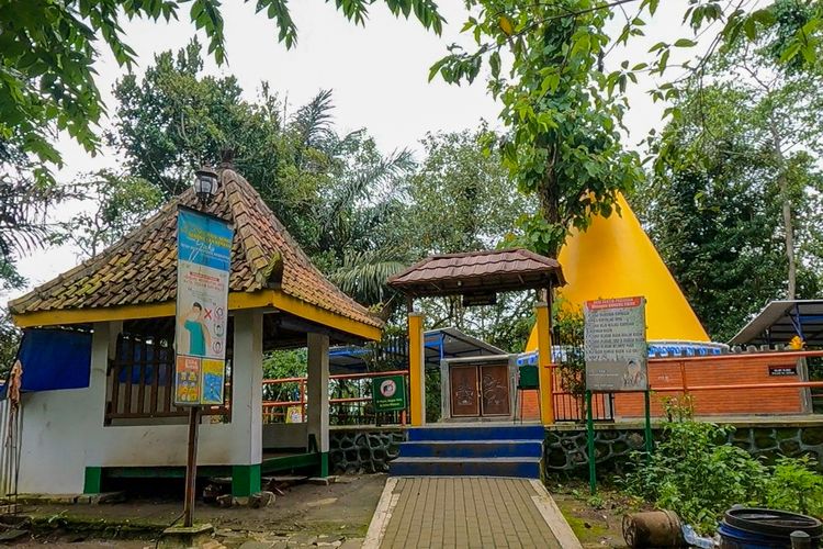 Petilasan Eyang Semar di Gunung Tidar Magelang.