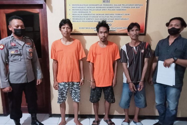 Ketiga tersangka pencurian beberapa barang di ruang cool storage (tengah) gudang di kompleks pergudangan Jalan Mayjend Sungkono, Desa Sekarkurung, Kecamatan Kebomas, Gresik, Jawa Timur.